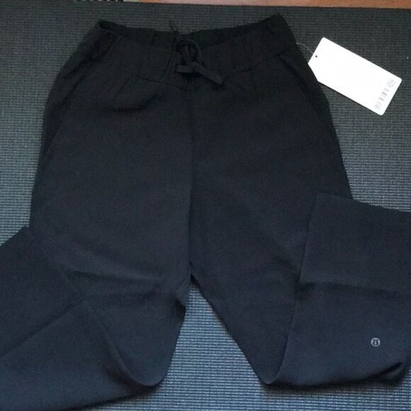 ✨ Lululemon On The Fly Crop *Woven ✨ - Picture 7 of 10